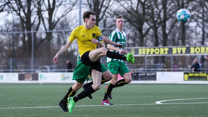 Borne-aanvoerder Mart Snippers schiet richting het doel van UD. Borne ging in eigen huis met 4-1 onderuit.