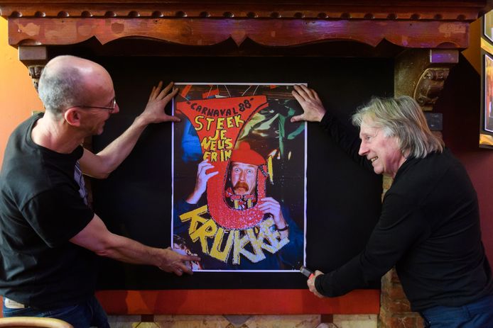 Bij de overzichtsexpositie van carnaval in De Beyerd mag een afbeelding van oud-eigenaar Piet de Jongh niet ontbreken.  Willem van Baal (rechts) hangt de prent van zijn goede vriend op, samen met Orson de Jongh, jongste zoon van Piet.