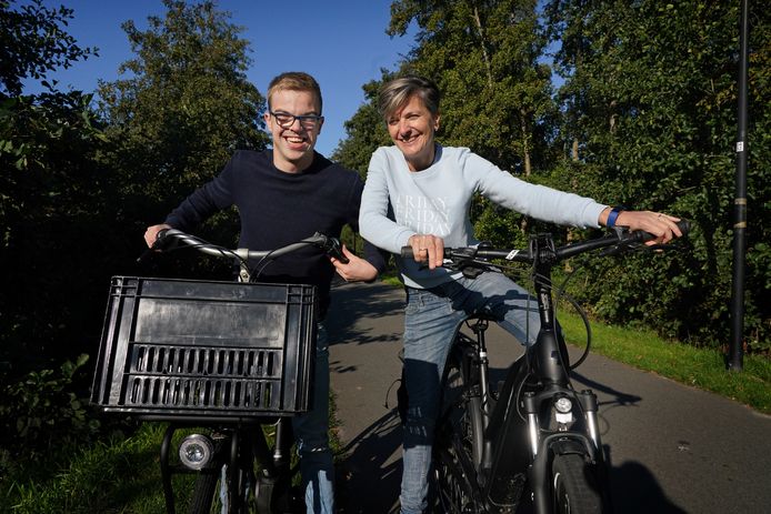 Mart de Jong ging bij wijze van tijdverdrijf in de lockdown fietsen met zijn moeder Evelien.