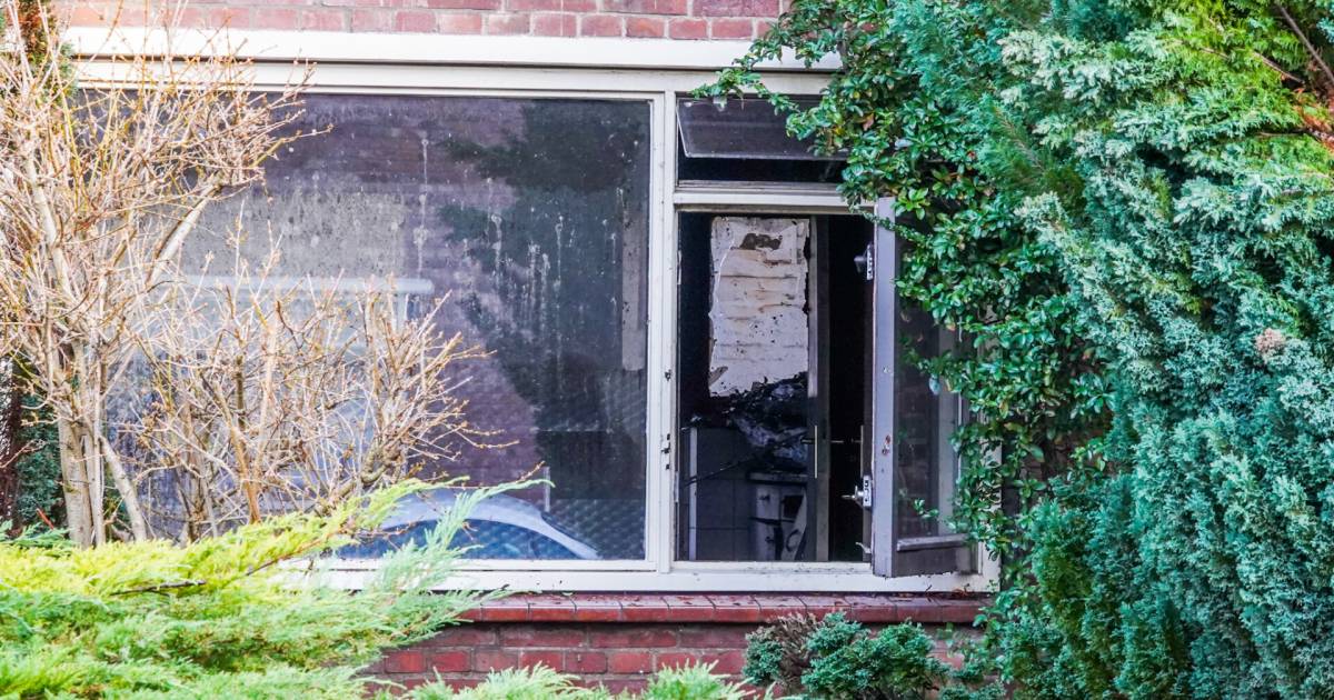 Verdieping rijtjeshuis volledig verwoest door keukenbrand, brandstichting niet uitgesloten.