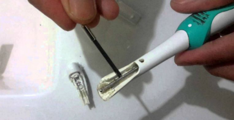 Verplaatsing Lokken dun Zo zou je je elektrische tandenborstel éigenlijk schoon moeten maken |  Libelle