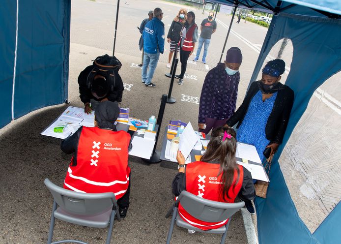 De GGD trok al de wijken in om buurtbewoners te overtuigen zich te laten vaccineren.