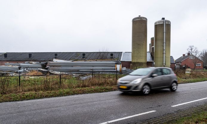 Een aantal varkensstallen en een bedrijfswoning aan Het Laar in Maarheeze worden afgebroken. Er ligt al jaren een enorme puinhoop.
