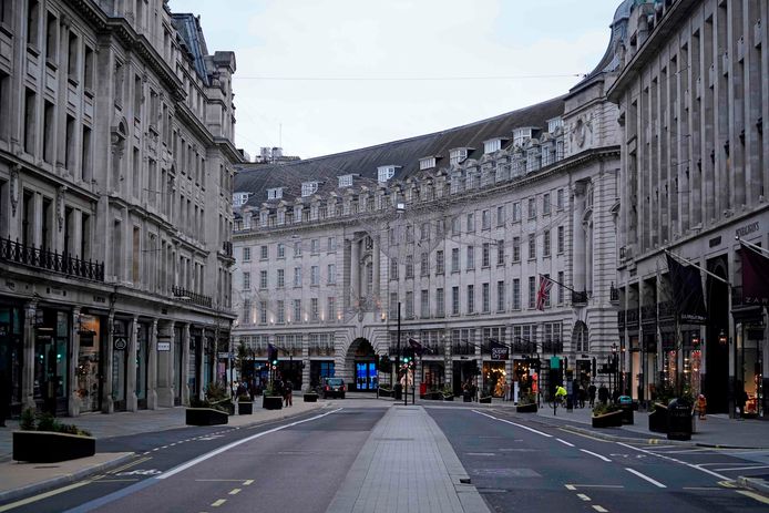 Regent Street, anders een van de drukste winkelstraten van Londen, is op tweede kerstdag quasi verlaten.