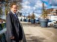 Voorzitter Wim van der Linden van de Stichting Gezond Leefmilieu Helmond bij het voortrazend verkeer op de Kasteel-Traverse.
