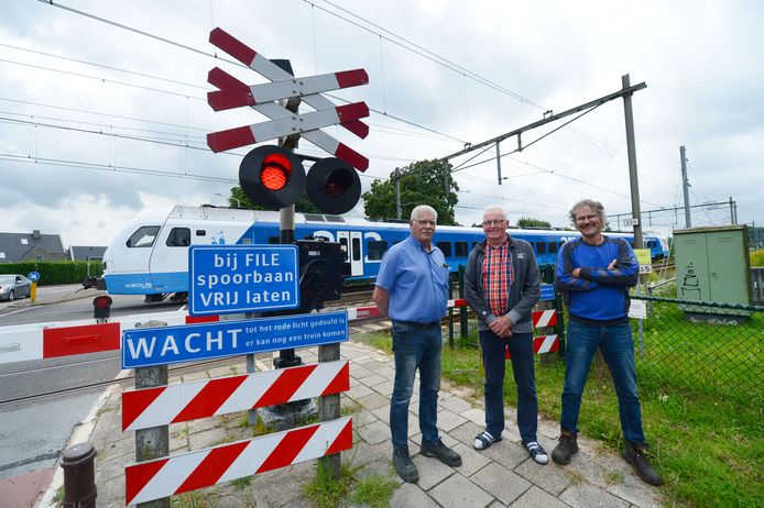 Johan Lesscher, Tjabering Stek en Johan van Buuren (van linksaf) bij spoorwegovergang aan de Hexelseweg/De Marke: „Nooit hoor je iets over de problemen rond het spoor in Wierden. Het lijkt wel alsof er hier helemaal geen treinen voorbijkomen.”