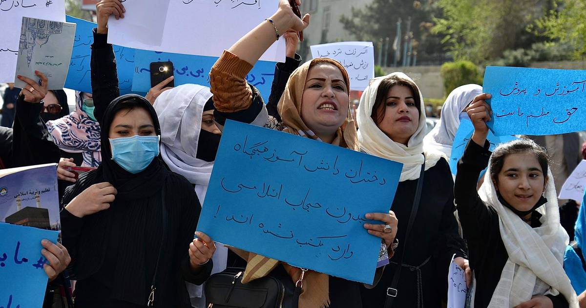«Откройте двери школ для девочек!»: афганские женщины на улицах за право на образование |  Новости