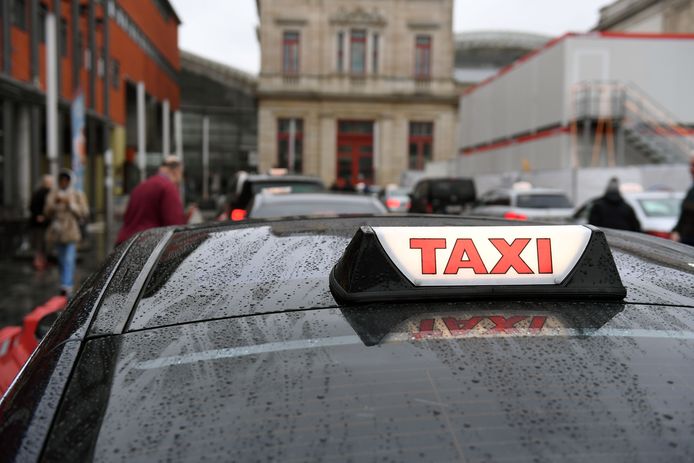Een taxi aan het station van Leuven.