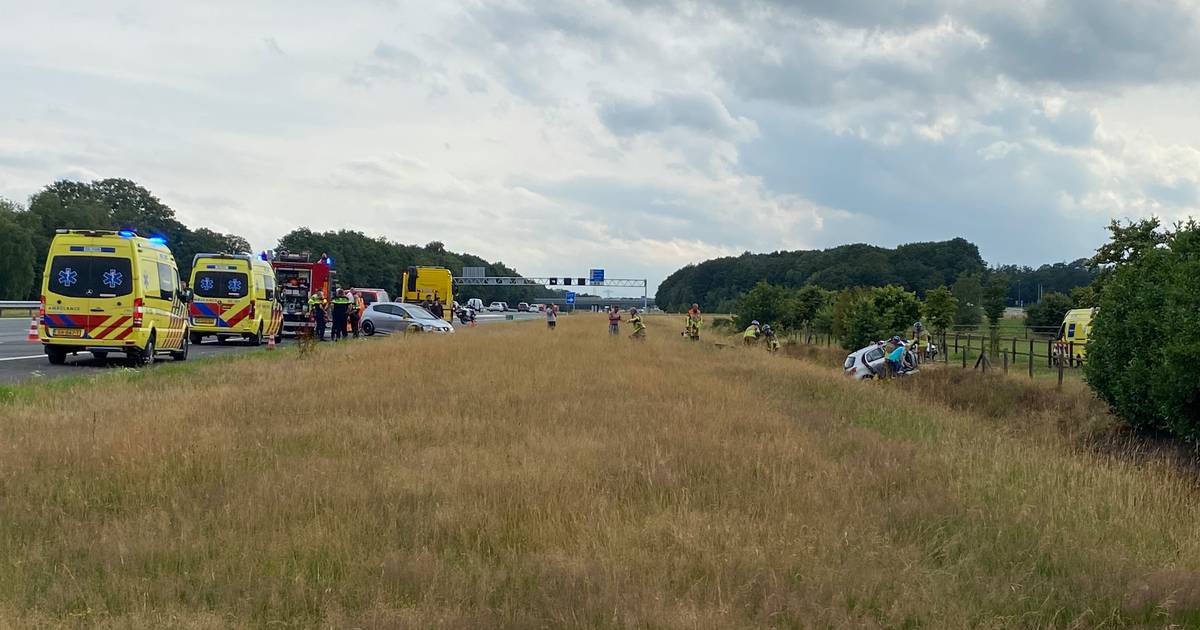 Twee gewonden bij ongeluk op A1 bij Holten, traumahelikopter opgeroepen.