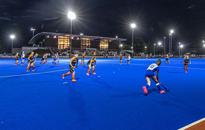 De hockeysters van HC Zwolle krijgen voor de tweede helft van het seizoen een andere coach.