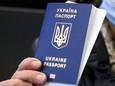 Une réfugiée ukrainienne montre son passeport.