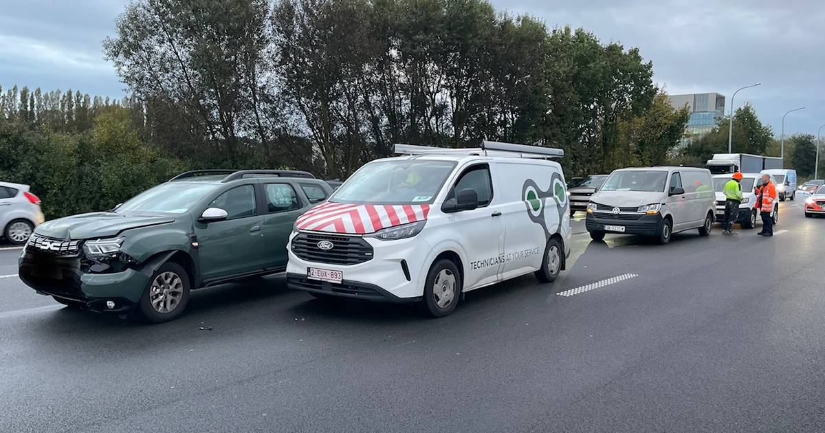 Moeder en kind naar ziekenhuis na kop-staartbotsing op E403 in Izegem