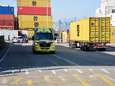 Man raakt gewond bij beknelling tussen vrachtwagen en muur in de Waalhaven 