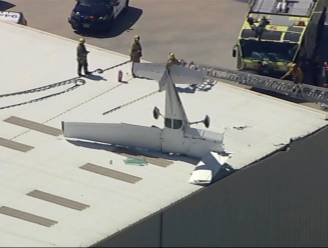 Piloot lichtgewond nadat vliegtuigje op hangar crasht in VS
