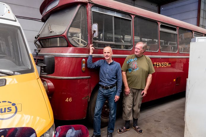 Marnix van der Schilt (links) en Rob van Hengel bij de oude rode bus uit Soest.