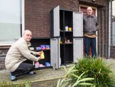 Martien en Martijn geven in hun kast eten weg: food sharing is booming