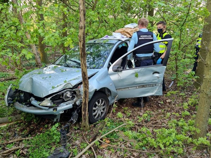 Beschonken Bestuurder Rijdt Boom Om Naast Afrit A18 En Gaat Op De Vlucht Doetinchem Gelderlander Nl