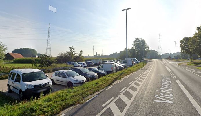 De carpoolparking langs de Vichtesteenweg in Deerlijk