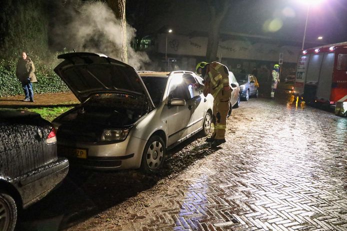 De politie denkt dat een autobrand in de Broekstraat in Arnhem is aangestoken.