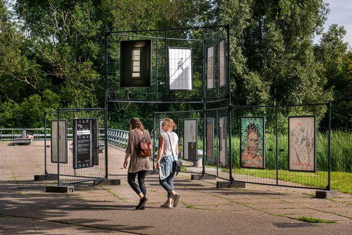 De reizende pop-up expositie 'Never waste a good crisis' over de samenleving na corona is te zien in drie Bredase parken.