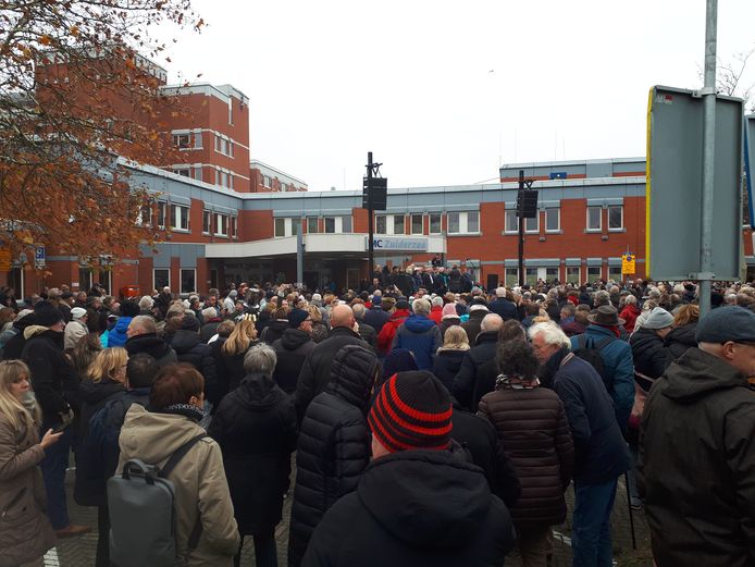 Drommen mensen staan bij de ingang van het ziekenhuis in Lelystad om het te ‘omarmen’.