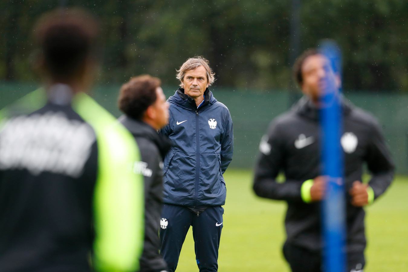 Phillip Cocu op de training van Vitesse.