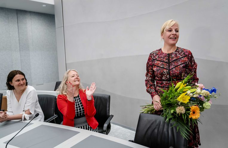 Attje Kuiken (staand) werd na het vertrek van Lilianne Ploumen verkozen tot fractievoorzitter van de PvdA. Naast haar partijvoorzitter Esther-Mirjam Sent, helemaal links Kamerlid Kati Piri. Beeld ANP