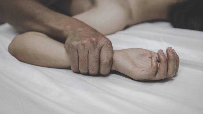 Lindsay (26) werd thuis verkracht door haar Tinder-date: 'Het ging helemaal mis’