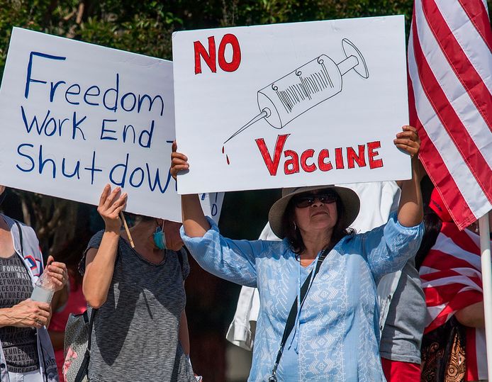 Een demonstrant houdt een bord omhoog tegen vaccins, 16 mei, Woodland Hills, Californië.
