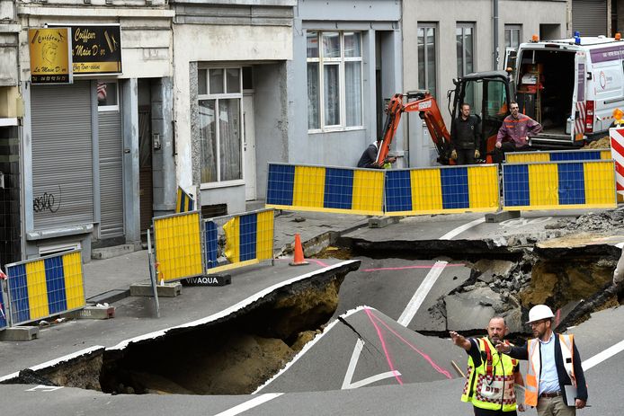 De Leuvensesteenweg werd op 7 september voor het verkeer gesloten nadat er een zinkgat van 36 vierkante meter was ontstaan.