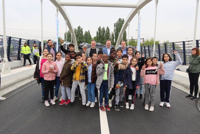 Opening van de nieuwe brug in Muizen door waarnemend burgemeester Alexander Vandersmissen, schepen van openbare werken Patrick Princen, een vertegenwoordiging van Infrabel, verschillende leerlingen van basisschool De Puzzel en lokale wielerheld Julien Stevens.