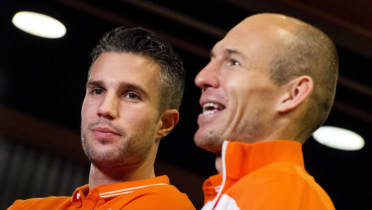 Arjen Robben (rechts) neemt de band bij Oranje over van Robin van Persie Beeld ANP