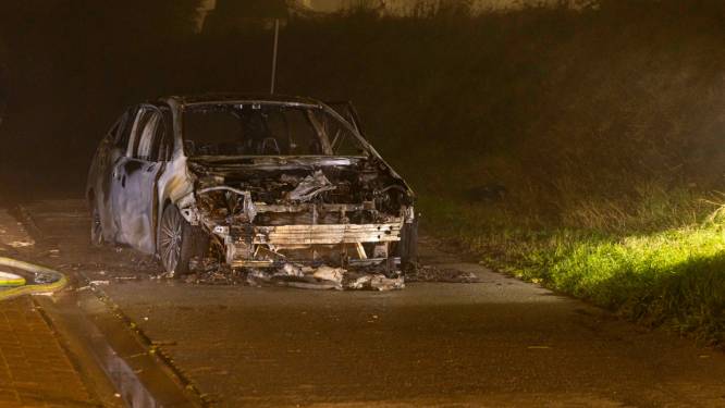Rijdende auto vat vuur: bestuurder kan ontsnappen maar loopt brandwonden op in gezicht