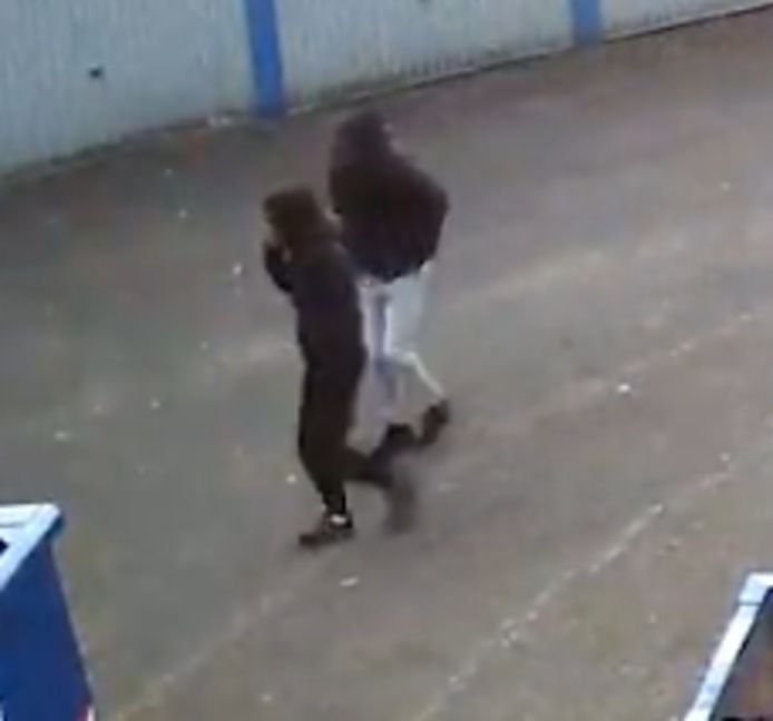 De mannen staan op beeld in Deventer.