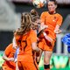 Zware bal, verkeerde schoenen, te ruime broekjes: Vrouwelijke voetballers hebben last van ‘mannelijk’ materiaal