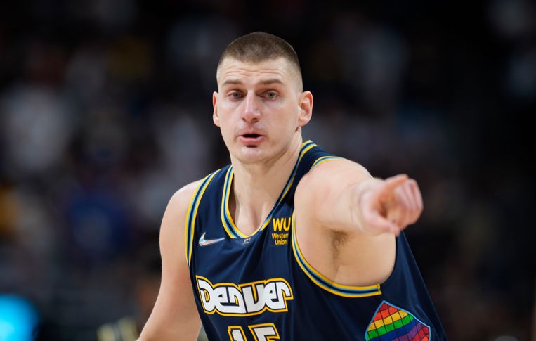 Nikola Jokic van Denver Nuggets geeft aanwijzingen in de wedstrijd tegen Golden State Warriors, 24 april 2022. Beeld AP