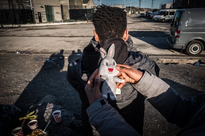 Kindvluchtelingen leven op straat in Calais.