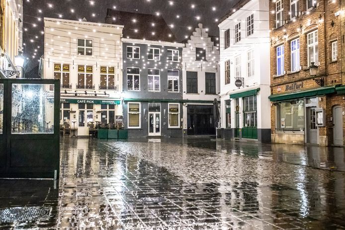 Een beeld van oudejaarsavond vorig jaar: toen was er een avondklok en deed de politie controles. Ook nu zullen de cafés leeg zijn vanaf 23 uur