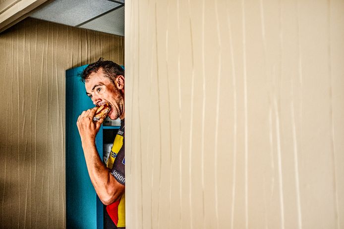 Yves Lampaert na een Pyreneeënrit in de Tour van afgelopen seizoen. Tijdens de Ronde van Frankrijk voorziet de ploeg elke dag een ‘foodroom’, een kamer van één van de verzorgers waar de renners heel wat lekkers vinden en zo hun calorieën weer kunnen aanvullen na een nieuwe, slopende dag.