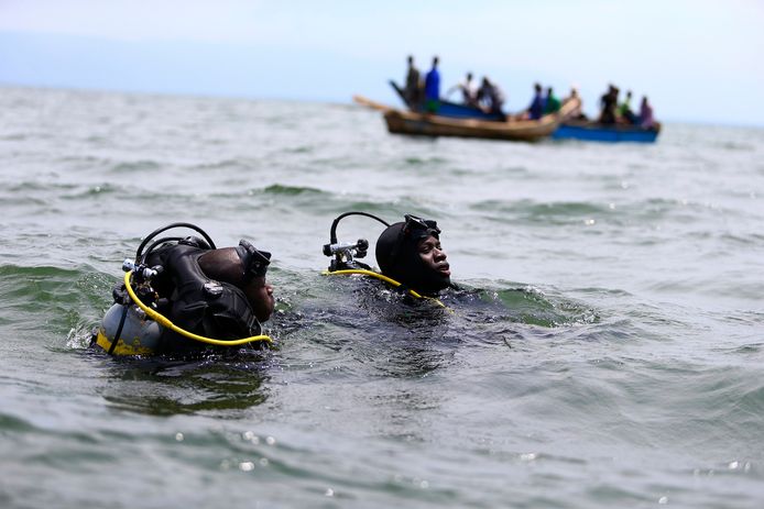 Reddingswerkers van de Oegandese politie zoeken naar overlevenden in het water na een bootramp met Congolese vluchtelingen in Lake Albert. Archieffoto uit 2014.