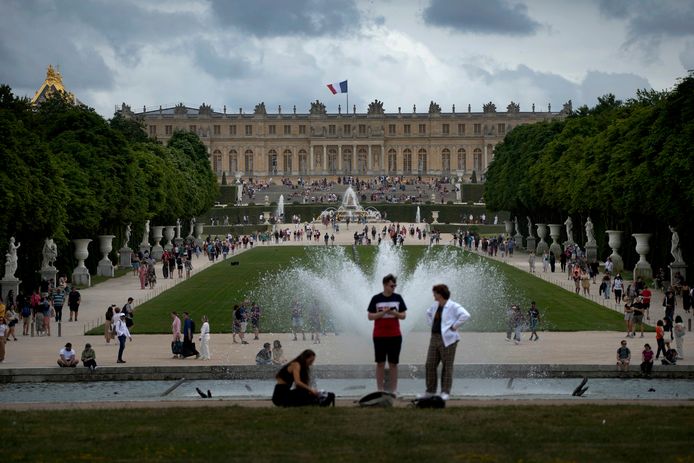 Bezoekers vertoeven in de tuinen van het kasteel van Versailles in Parijs.