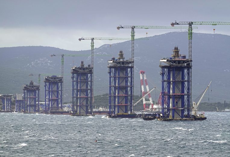 De met belastinggeld betaalde Pelješacbrug in Kroatië wordt door een Chinees bedrijf gebouwd. Beeld Hollandse Hoogte / EPA