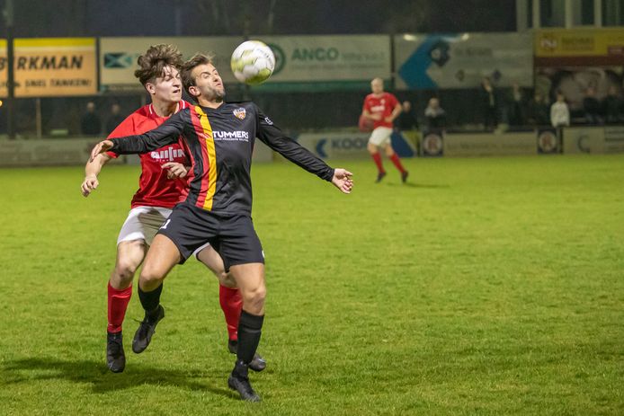 Rood-Wit - DOSKO, Mika Dedić in duel met Marvin Bedaf