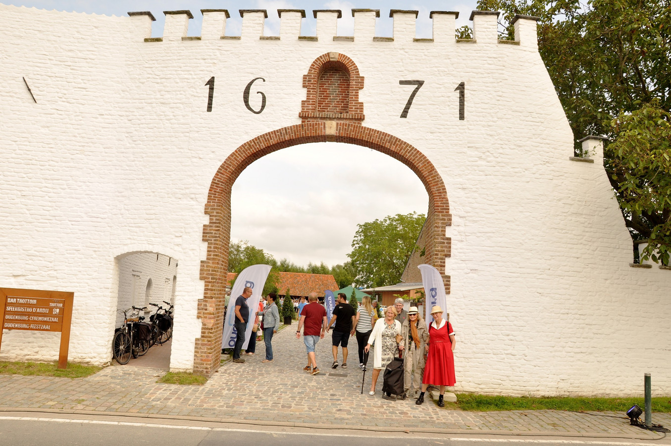 Inwoners Oudenburg verkennen gerenoveerde Abdijhoeve | Foto | hln.be