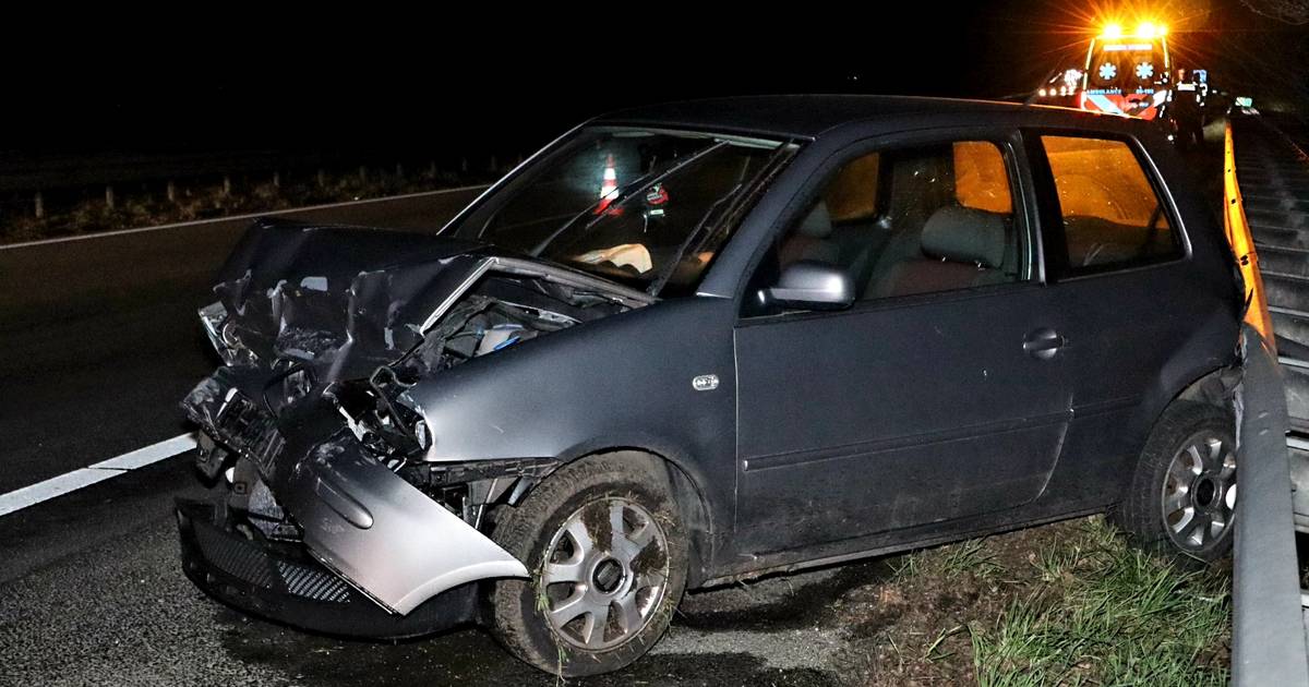 Auto total loss na botsing met vangrail in Sprang-Capelle.