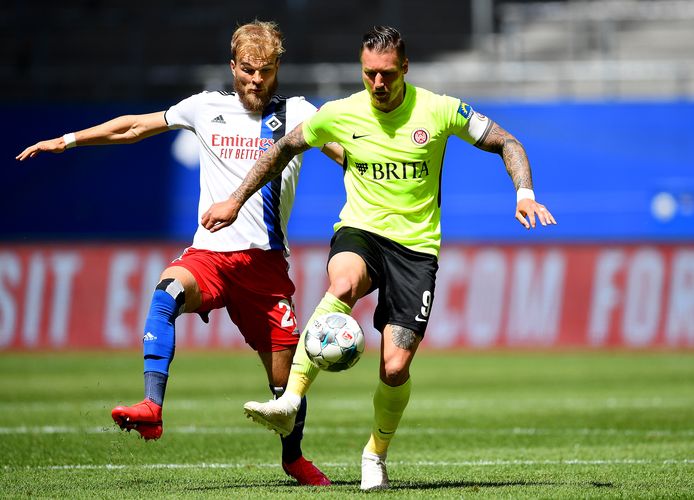 Timo Letschert (l) in duel met Manuel Schaeffler.