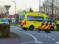 Fietser geschept door auto, gewond naar het ziekenhuis