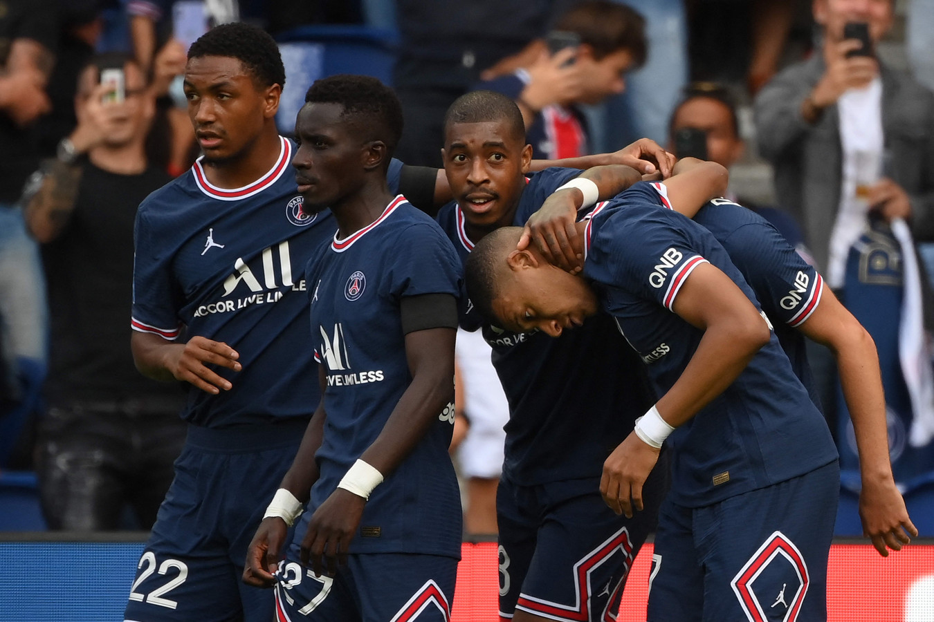Spelers van Paris Saint-Germain vieren een treffer tegen Clermont.