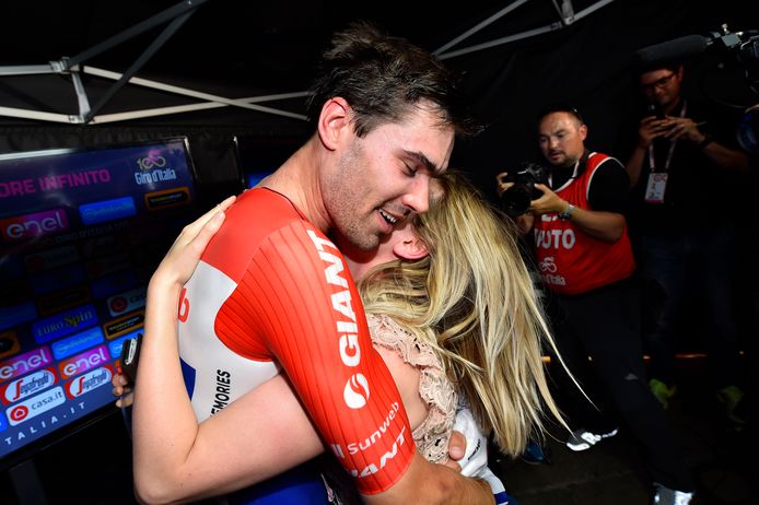 Tom Dumoulin wordt geknuffeld door zijn vriendin na zijn eindzege in de Giro.