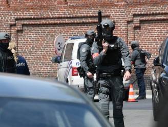 KIJK. Gespecialiseerde agenten vallen binnen in woning waar mogelijk gewapende man zich verschanst: verdachte opgepakt